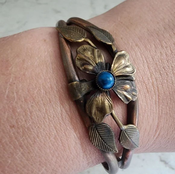Vintage copper & brass floral cuff bracelet with blue turquoise stone - Picture 2 of 9
